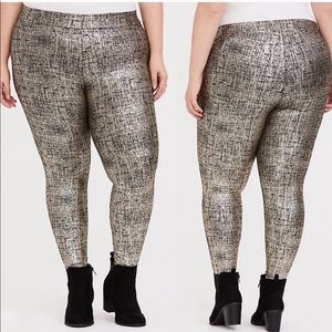 TORRID PLUS SIZE 1 NWT Gold Crosshatch Foil Leggings